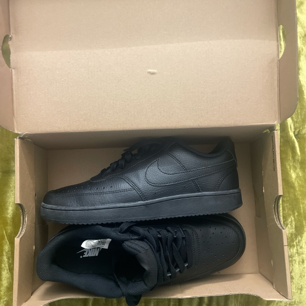 Nike Black Sneakers Sleek Low-Top Design